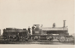 CARTE POSTALE PHOTO ORIGINALE ANCIENNE : LOCOMOTIVE ANGLAISE A VAPEUR 653 PERSONNEL A BORD ANIMEE - Matériel