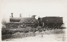 CARTE POSTALE PHOTO ORIGINALE ANCIENNE : LOCOMOTIVE ANGLAISE A VAPEUR Nr. 2202 MR PERSONNEL A BORD ANIMEE - Matériel