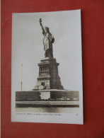 RPPC  Statue Of Liberty   On Bedloes Island-  .New York   Statue Of Liberty >   Ref  6193 - Statue De La Liberté