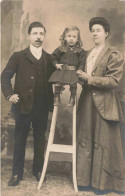 ENFANT - Portrait De Famille - Petite Fille Sur Une Chaise Haute - Carte Postale Ancienne - Grupo De Niños Y Familias