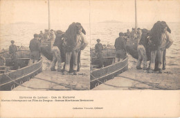 CPA 56 ENVIRONS DE LORIENT / CALE DE KERNEVEL / MARINS DEBARQUANT UN FILET DE DRAGUE / SCENES MARITIMES BRETONNES - Other & Unclassified