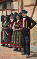 FOLKLORE - Costumes - Alasaciens Et Alsaciennes - Colorisés - Carte Postale Ancienne - Costumes