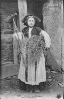 Folklore - Costume - Coiffe - Costume Des Pyrénées - Retour Des Champs - Costumi