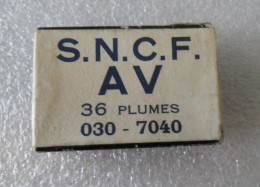 Ancienne Boîte De Plumes S.N.C.F.. AV Réf. 030 - 7040 - Plumas