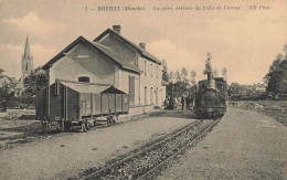 Bréhal * La Gare , Arrivée Du Train De Cérens * Locomotive Machine Ligne Chemin De Fer De La Manche - Brehal