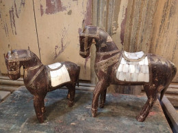 Paire De Chevaux Orientaux Bois Ornements Laiton Nacre Os / Cheval Horse - Art Oriental