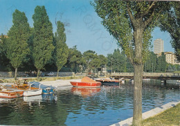 CARTOLINA  CESENATICO,CESENA,EMILIA ROMAGNA-CANALE E GRATTACIELO-SPIAGGIA,MARE,SOLE,VACANZA,BARCHE A VELA,VIAGGIATA 1980 - Cesena