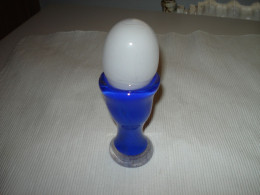 O15 / Joli Coquetier En Verre Bleu + Œuf Verre Soufflé - Artisanat - H :  14 Cm - Eggs