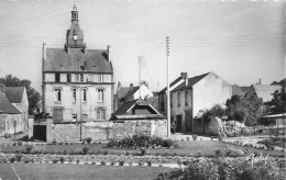 LIMAY ,  Le Jardin Public Et L'Hôtel De Ville - Limay