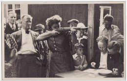 Carte Postale Photo - TIR Fête Foraine -  Femme Tirant à La Carabine - - Tir (Armes)