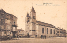 CPA 57 SAARBURG / MAKTPLATZ MIT KATH KIRCHE UND STADTHALLE - Autres & Non Classés