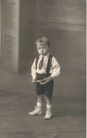 ENFANT - Portrait D'un Petit Garçon Tenant Une Raquette - Carte Postale Ancienne - Portretten