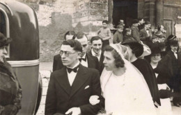 NOCES - Les Mariés Se Dirigeant Vers La Voiture - Carte Postale Ancienne - Matrimonios