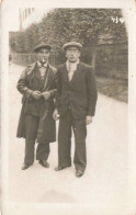 CARTE PHOTO -  Deux Hommes Dans La Rue - Carte Postale Ancienne - Photographie