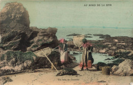 PHOTOGRAPHIE - Au Bord De La Mer - Un Brin De Causette - Colorisé -  Carte Postale  Ancienne - Photographie