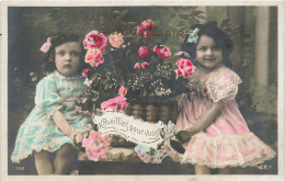 FETES ET VOEUX - Anniversaire - Deux Petites Filles Tenant Un Panier De Fleurs - Colorisé - Carte Postale Ancienne - Geburtstag