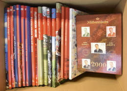 ** 1998/2014 Zeventien Jaarboeken, Millenium Mapje Albert II, Zm (Frankeerwaarde: €1.533) - Colecciones