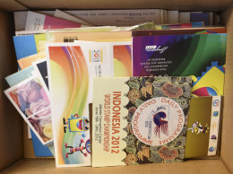 Aziatische Tentoonstellingen, 2 Dozen Folders, FDC's En Catalogi, W.o. China 2009 En 2019, Singapore 2015, Uniek Geheel. - Collections (sans Albums)