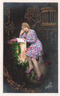 PHOTOGRAPHIE - Portrait D'une Femme Assise - Colorisé - Carte Postale Ancienne - Photographie