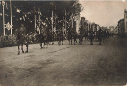 PHOTOGRAPHIE - Défilé Militaire - Animé - Carte Postale Ancienne - Fotografie