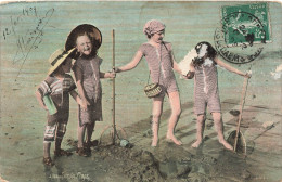 PHOTOGRAPHIE - Des Enfants à La Plage - Colorisé - Carte Postale Ancienne - Fotografia