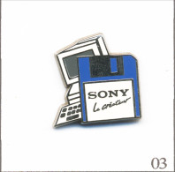 Pin's Bureautique Et Informatique - Sony / Disquette Première Génération. Est. Made In France. Zamac. T998-03 - Informática