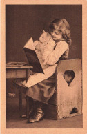 ENFANT - Une Petite Fille Tenant Un Chat Blanc Dans Ses Bras - Carte Postale Ancienne - Retratos