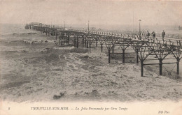 FRANCE - Trouville Sur Mer  - La Jetée Promenade Par Gros Temps - Carte Postale Ancienne - Trouville