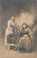 CARTE PHOTO - Portrait De Deux Femmes Attablées - Carte Postale Ancienne - Photographie