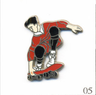 Pin's Sport - Skateboard / Skateboarder - Chandail Et Planche Rouge. Non Est (Boussemart). Zamac. T1000-05 - Skateboard