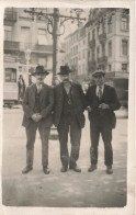 CARTE PHOTO - Portrait De Trois Hommes Dans La Rue - Carte Postale Ancienne - Photographie