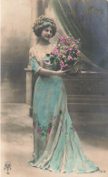 PHOTOGRAPHIE - Une Femme Tenant Un Bouquet De Rose - Colorisé - Carte Postale Ancienne - Fotografia