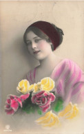 PHOTOGRAPHIE - Une Fille Tenant Un Bouquet De Fleur - Colorisé - Carte Postale Ancienne - Fotografie