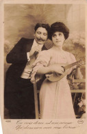 PHOTOGRAPHIE - Un Couple Dansant à La Guitare - Carte Postale Ancienne - Photographie