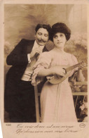 PHOTOGRAPHIE - Un Couple Dansant à La Guitare - Carte Postale Ancienne - Fotografia