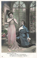 PHOTOGRAPHIE -  Un Homme à Genoux Devant Une Femme - Colorisé - Carte Postale Ancienne - Photographie