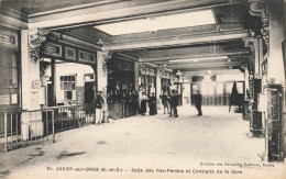 Juvisy Sur Orge * La Salle Des Pas Perdus Et Consigne De La Gare * Ligne Chemin De Fer - Juvisy-sur-Orge