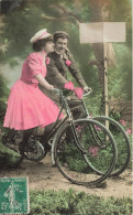 PHOTOGRAPHIE -  Un Couple Sur Une Bicyclette - Colorisé - Carte Postale Ancienne - Photographie