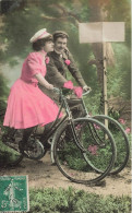 PHOTOGRAPHIE -  Un Couple Sur Une Bicyclette - Colorisé - Carte Postale Ancienne - Fotografia