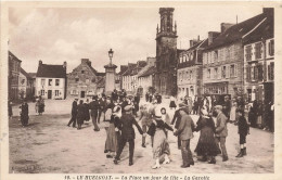 Huelgoat * La Place Du Village Un Jour De Fête * La Gavotte * Danse Coutume Coiffe - Huelgoat