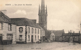 Sizun * La Place Du Marché * Automobile Voiture Ancienne - Sizun