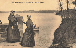 Douarnenez * Les Bords De La Baie Au Glazen * Femmes Du Pays En Coiffe - Douarnenez