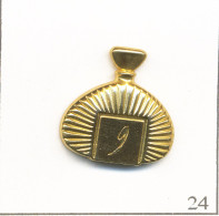 Pin's Mode / Beauté - Parfum / Loris Azzaro “9“ (Aux 9 Plantes Exotiques - 1984). Non Estampillé. Métal Doré. T640-24 - Parfums