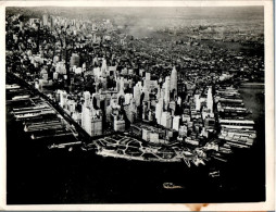 Vers 1945 Ville De Grattes Ciels Et Port Maritime , Au Premier Plan Manhattan , North River Et Est River - Manhattan