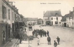 La Suze Sur Sarthe * Perspective De La Place * Villageois * Pâtisserie * Hôtel St Louis - La Suze Sur Sarthe