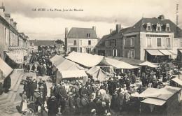 La Suze Sur Sarthe * La Place Du Village Un Jour De Marché * Foire * Café De France * Café Du Commerce - La Suze Sur Sarthe