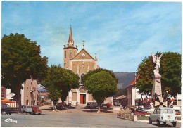 CPM De BOEGE (74) – Place De L’église. Voitures Dont Renault 4L. Editions Combier, Mâcon (Cim), N° E 74.037.60.4.0324 - Boëge