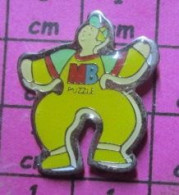 818c Pin's Pins / Beau Et Rare / JEUX / JOUETS MB PUZZLE BONHOMME JAUNE DANSANT - Jeux