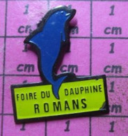 1115A Pin's Pins / Beau Et Rare / VILLES / ROMANS FOIRE DU DAUPHINé DAUPHIN BLEu - Fotografie