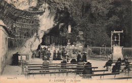 FRANCE - Lourdes - La Grotte - Animé - Carte Postale Ancienne - Lourdes